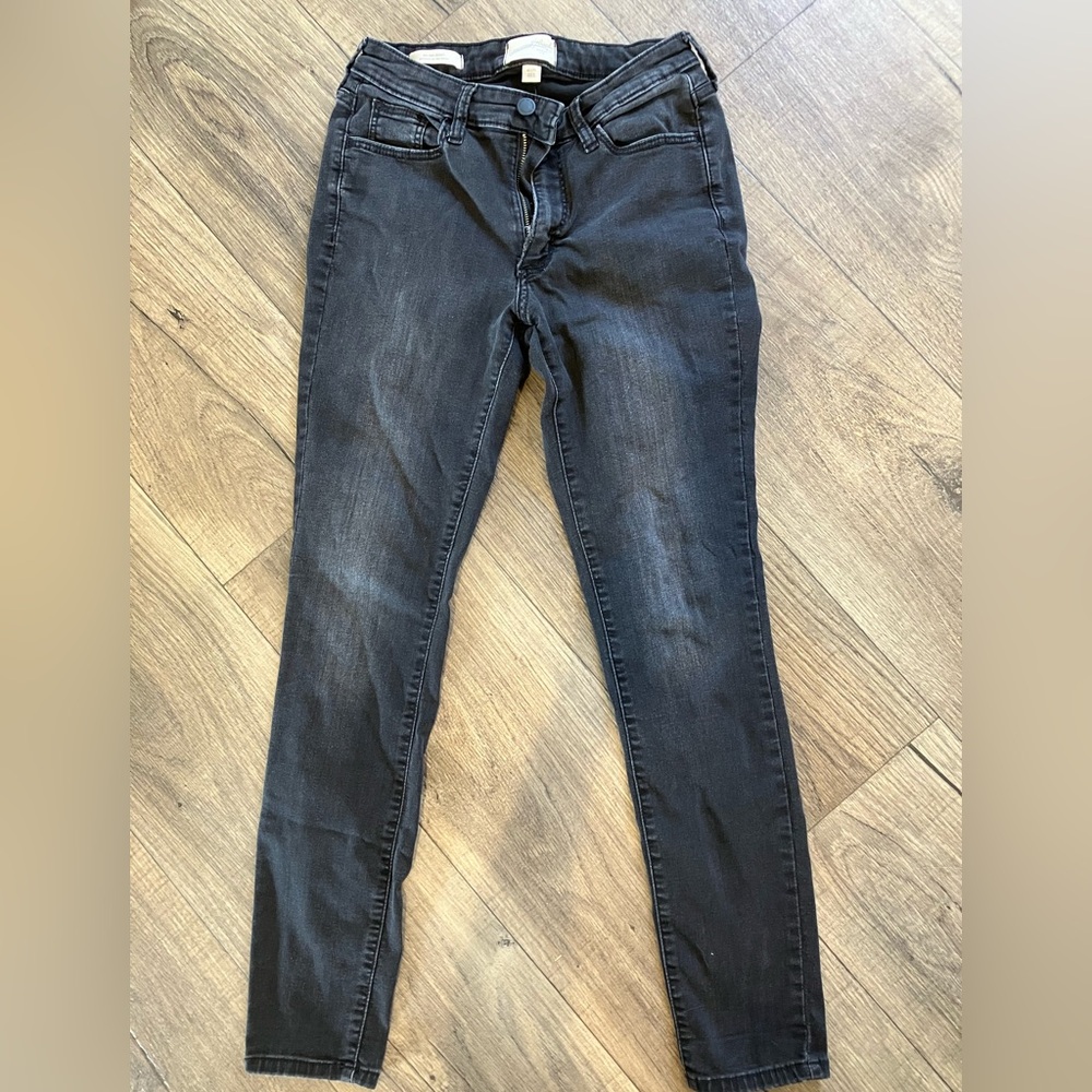 Universal Threads black skinny jeans. EUC